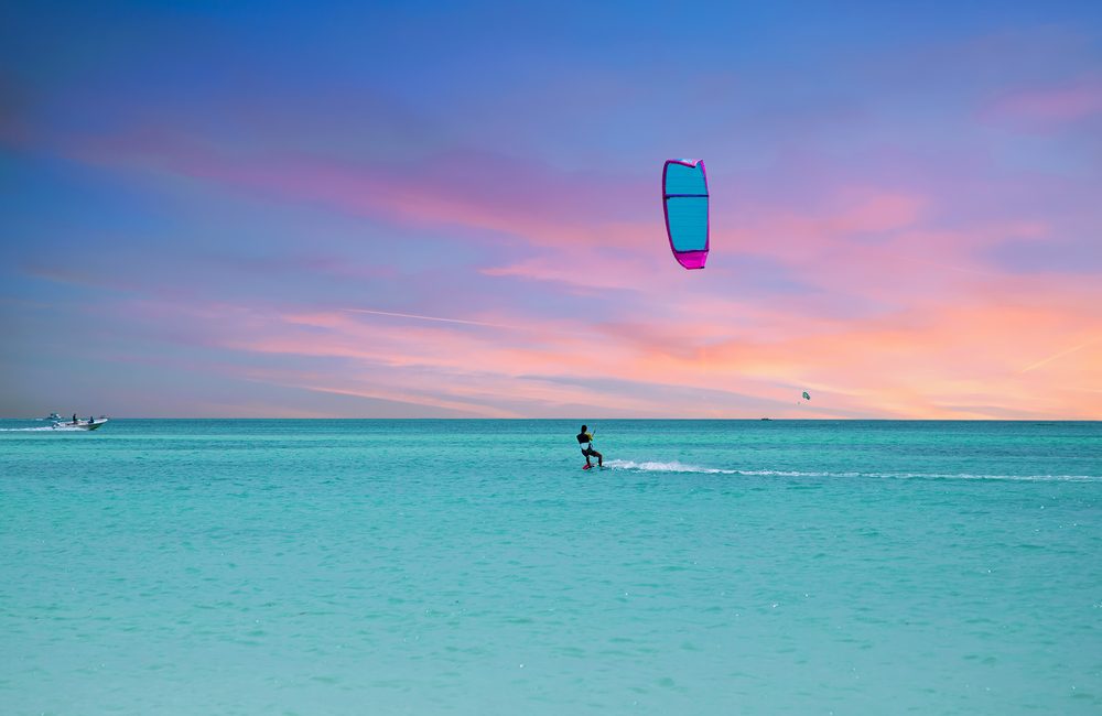 kite,surfing,at,palm,beach,on,aruba,island,in,the